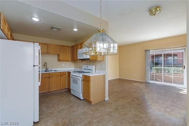 Building Photo - 10525 Pine Glen Ave