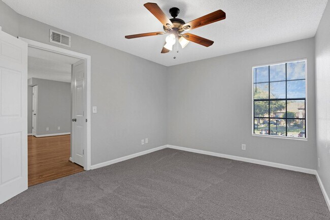Building Photo - 1/1 Condo in Gated Lakefront Community ~ Laminate Flooring and Brand-New SS Appliances!!