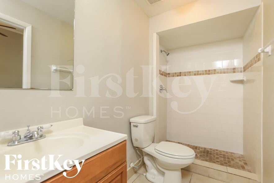 Building Photo - 2045 Houndslake Dr