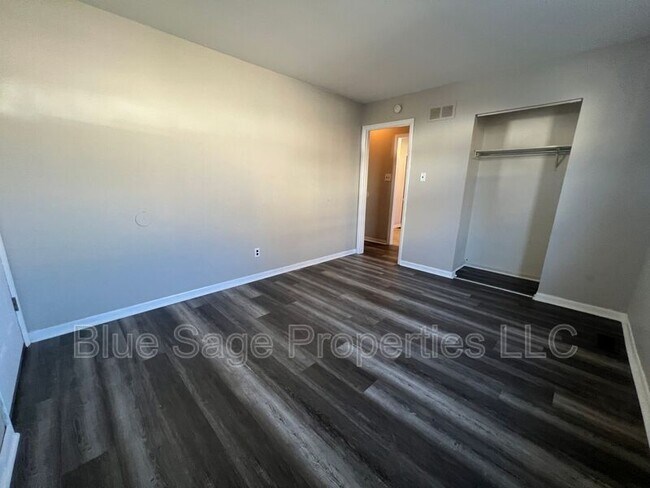 Building Photo - 727 Clifton Ave