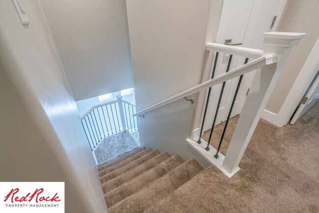 Building Photo - Beautiful townhome in desirable neighborho...