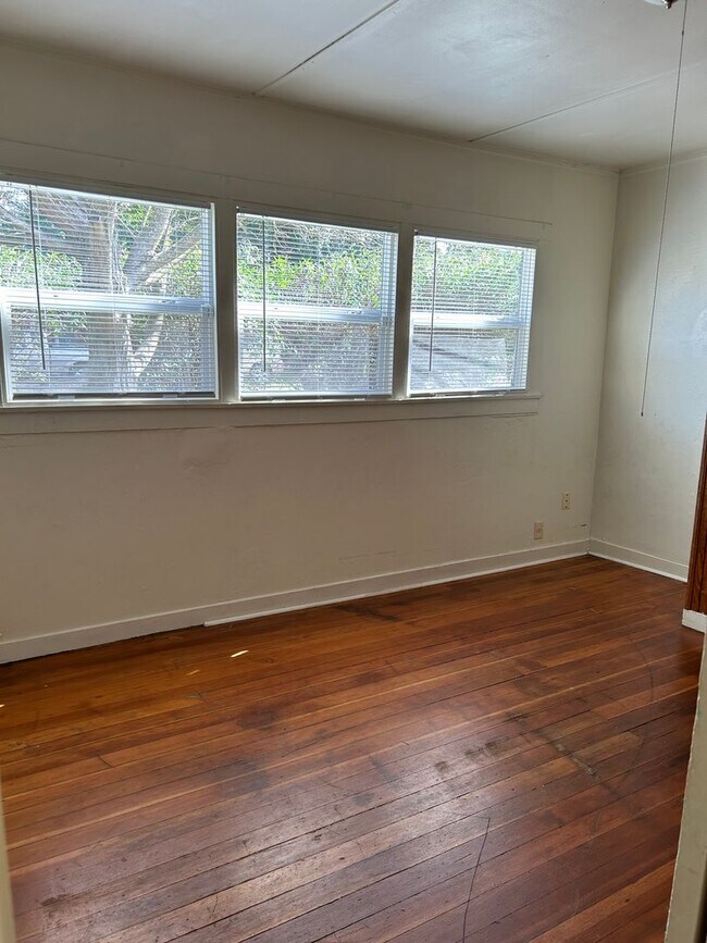 Building Photo - 3 Bedroom on large corner lot!