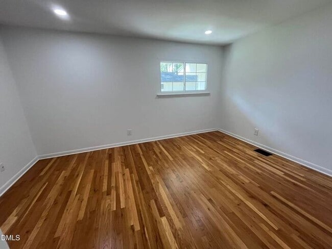 Building Photo - Five Point's hidden 2 Bed 1.5 Bath gem