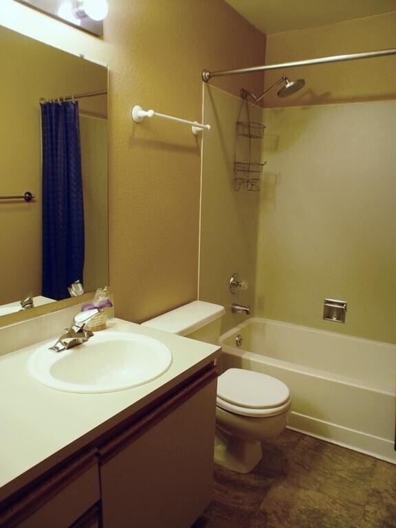 Building Photo - Updated 2BR Condo w/ 2 Covered Parking – Kenmore