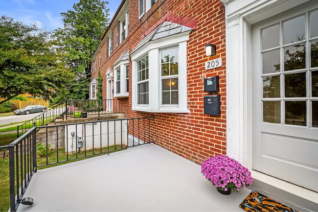 Building Photo - 205 Westowne Rd