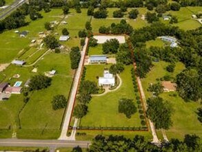 Building Photo - Exceptional equestrian opportunity !