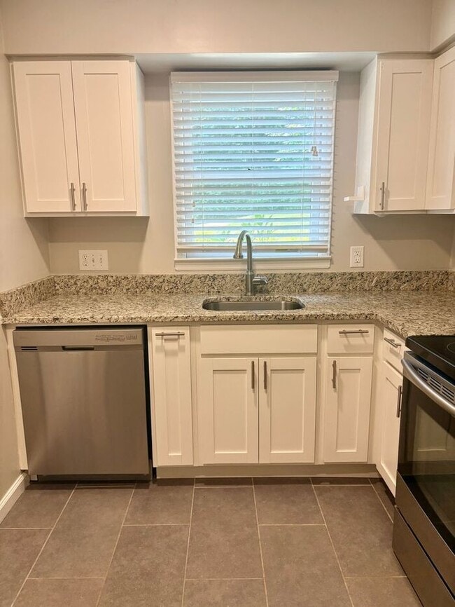 Building Photo - Quiet South Charlotte Townhome with Easy Uptown & Airport Access