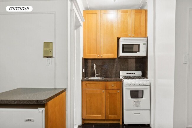 Building Photo - 49 Willow St