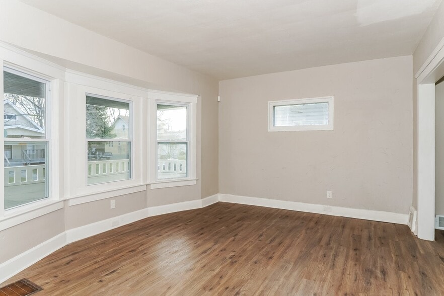 Building Photo - 1542 E 173rd St