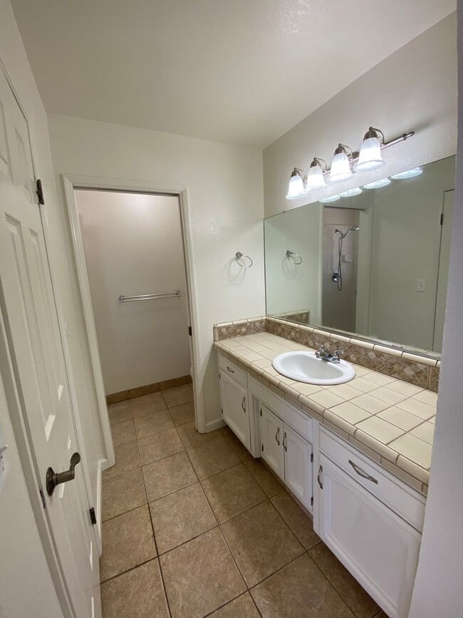 Building Photo - SW Visalia Home coming soon!