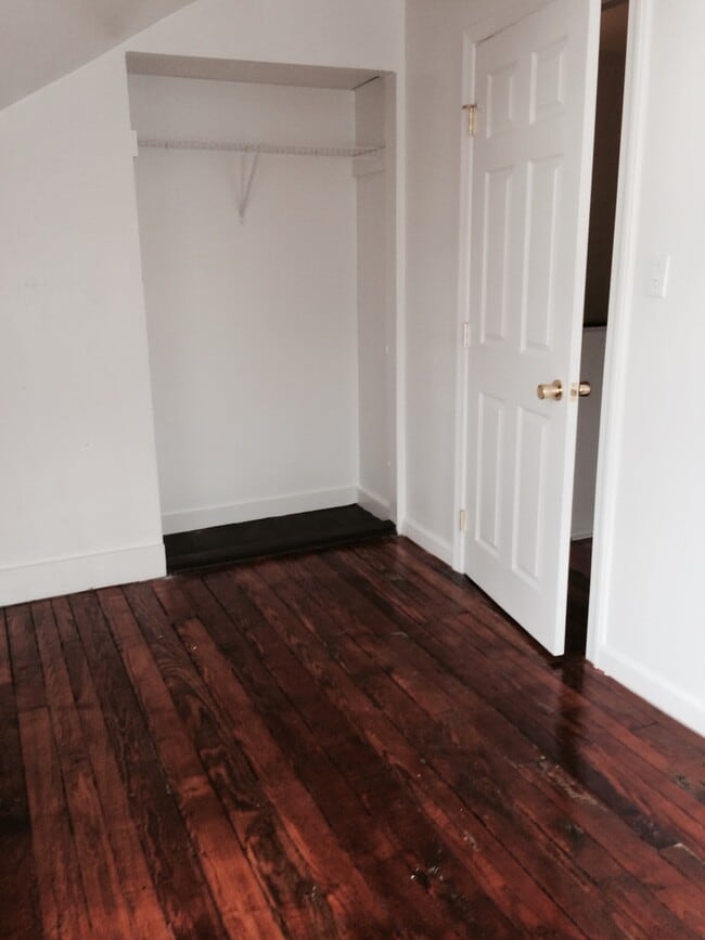 Building Photo - 2nd Floor 3 Bedroom Apartment-East End of York City!
