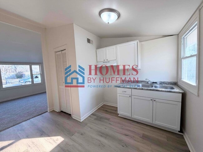 Building Photo - Two Bedroom House | Updated Flooring/Kitchen
