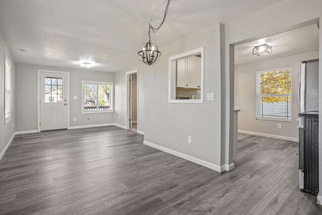 Building Photo - Cute Single Family Home Ready Now!