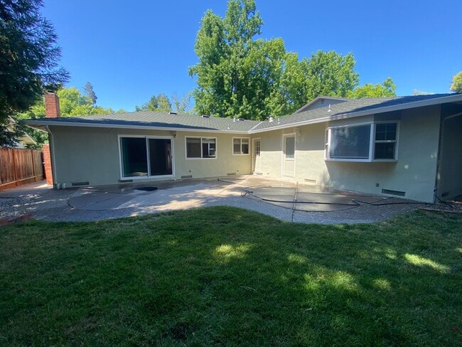 Building Photo - Pleasanton Single Story House 4 bed/2 bath, Downtown next to Amador Valley High! Great Location