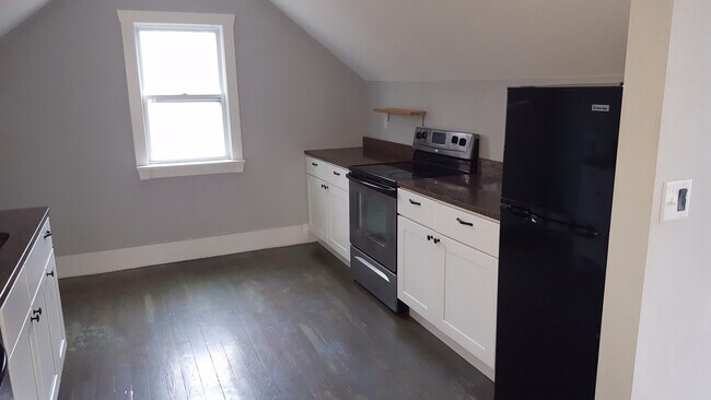 Building Photo - 113 Benton St