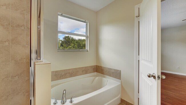 Building Photo - 6439 Azura Lake Rd