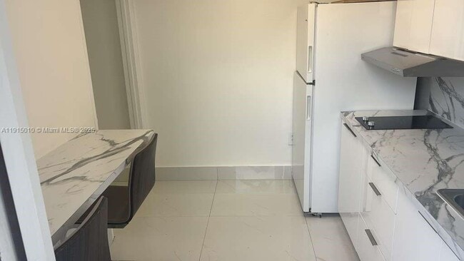 Building Photo - 820 NW 19th Ct