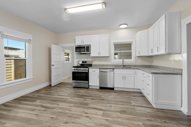 Building Photo - Welcoming 3-Bedroom, 1-Bath Single-Family Home