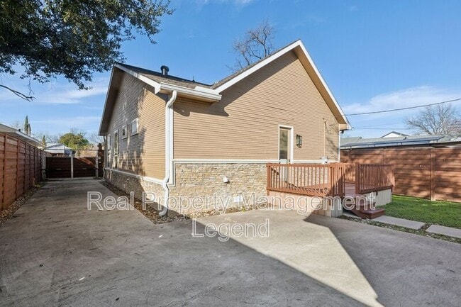 Building Photo - 1018 S Waverly Dr