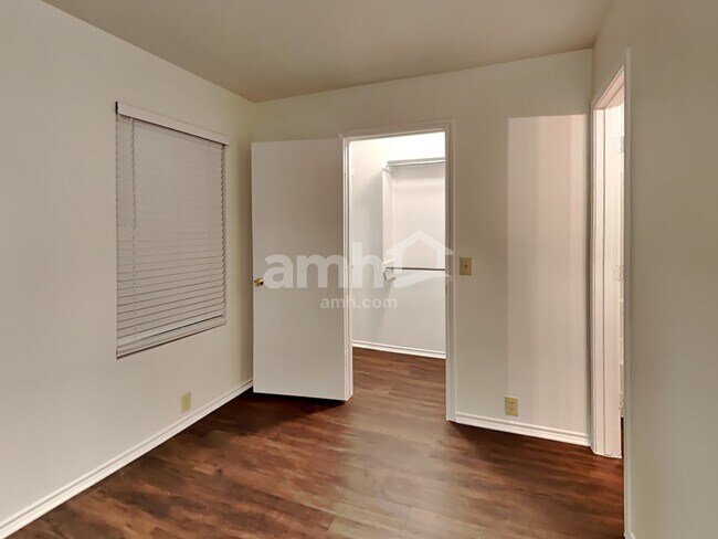 Building Photo - 6013 Midcrown Dr