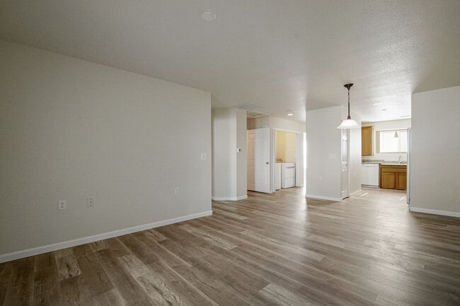 Building Photo - Great two bedroom, one bath near airport. AVAILABLE BEGINNING 6/17/26