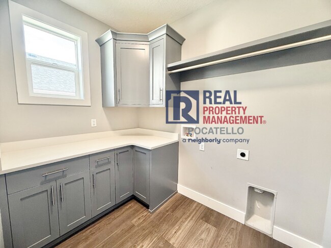 Building Photo - Beautiful Brand New 6 bedroom 3.5 bahtroom...