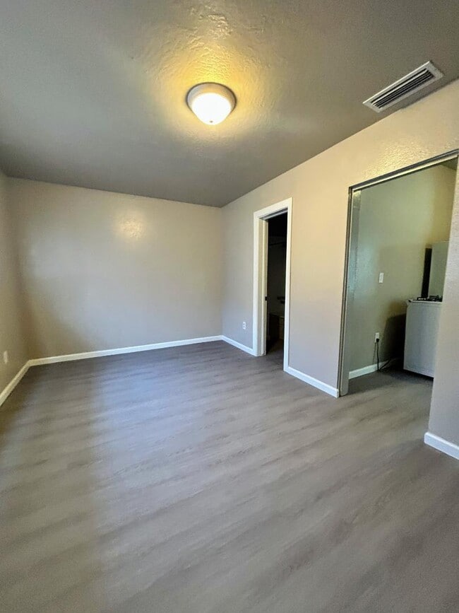 Building Photo - 573 N Minaret Ave