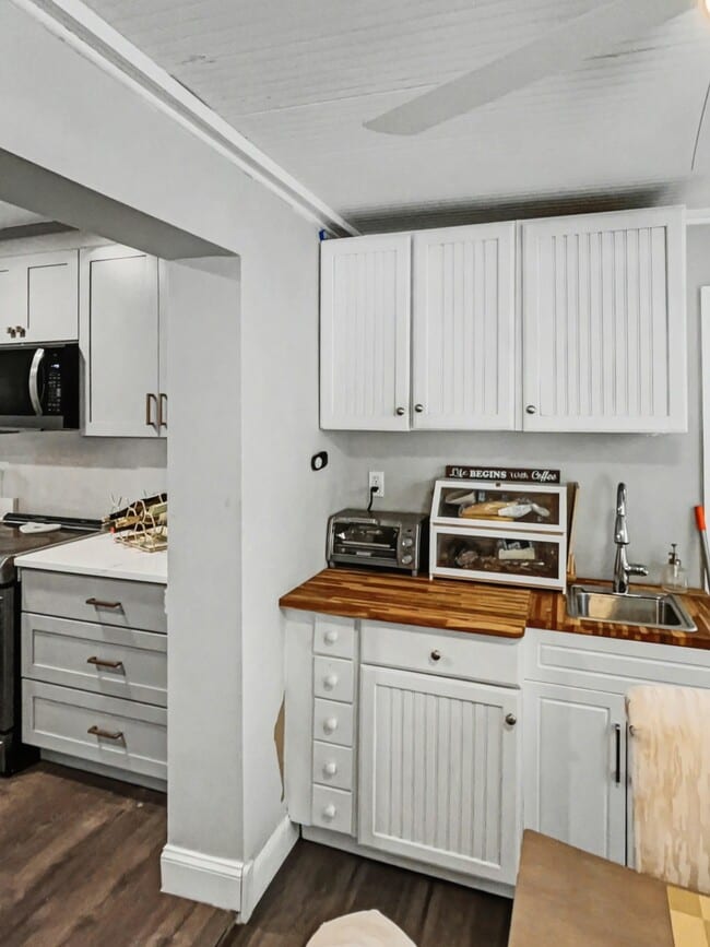 Building Photo - 1204 E Lambright St