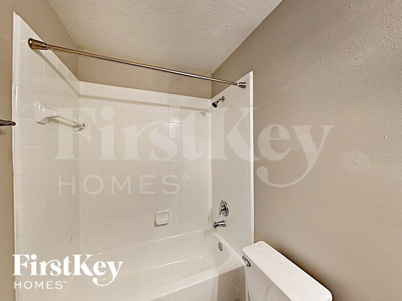 Building Photo - 19707 Cozy Cabbin Dr