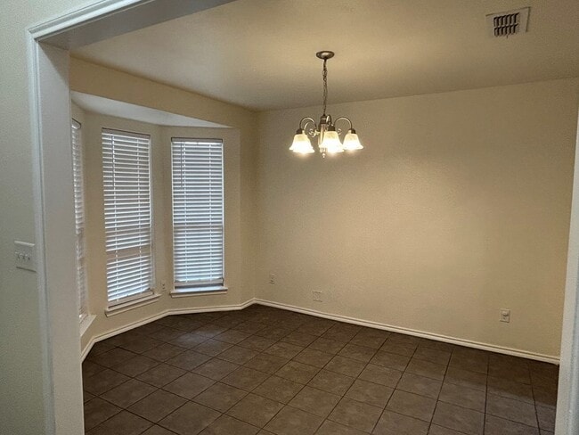 Building Photo - 9404 Lamar Ave