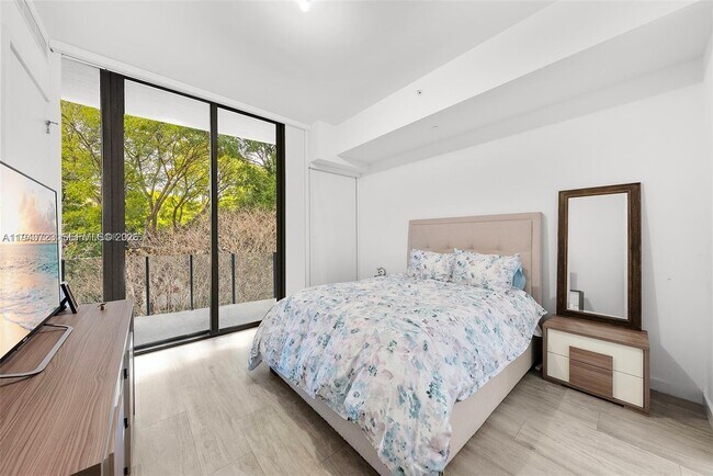 Building Photo - 2831 S Bayshore Dr