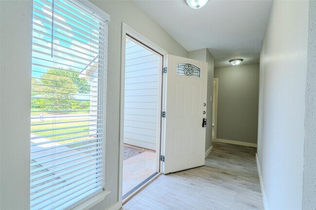 Building Photo - 2714 Flintrock Cir