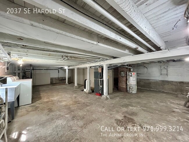 Building Photo - 2037 SE Harold St