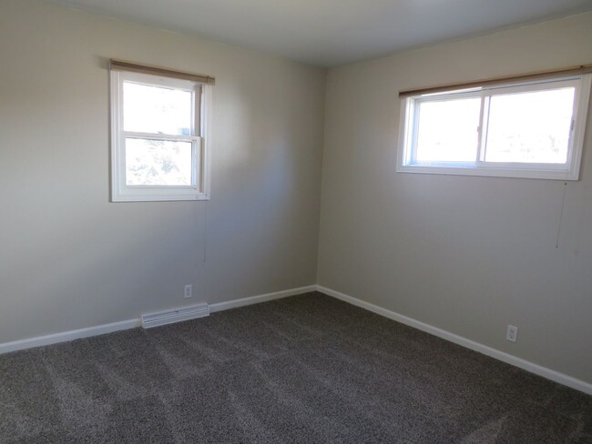 Building Photo - Large 4 Bedroom (1 non-egress) Home on Wes...