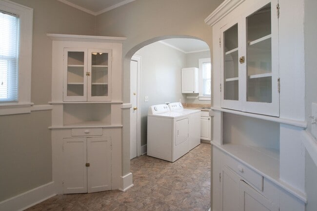 Building Photo - Quiet, Spacious 2BR/1BA