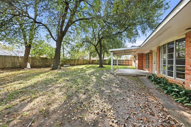 Building Photo - 7015 Pella Dr