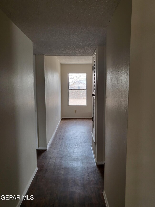 Building Photo - 3453 Hollyglen St