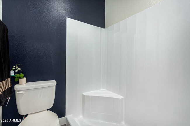 Building Photo - 623 W Guadalupe Rd