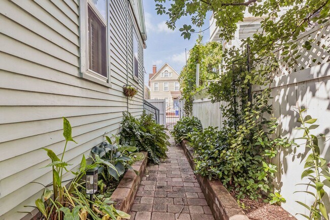 Building Photo - 437 Dinwiddie St