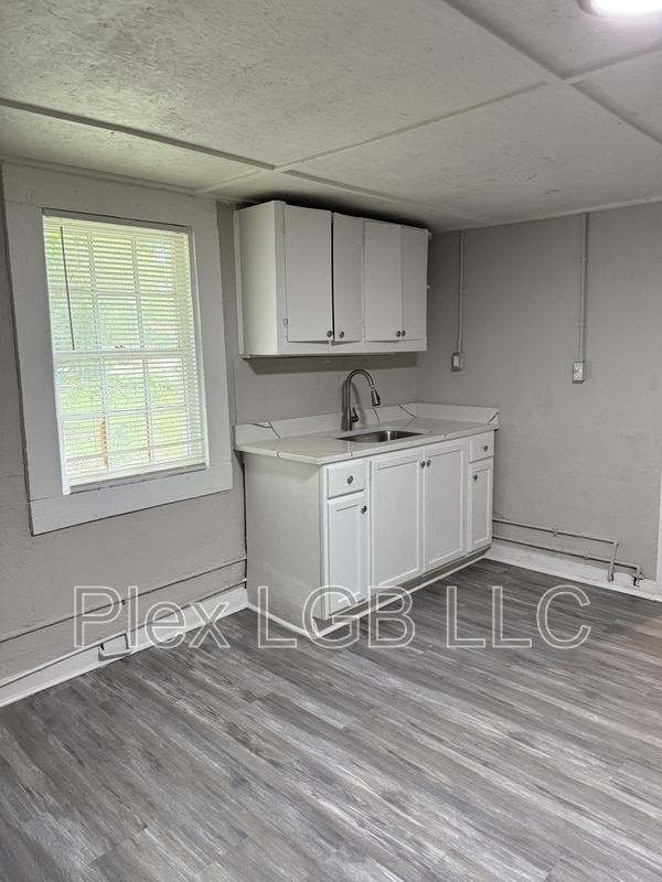 Building Photo - 622 Smoot St