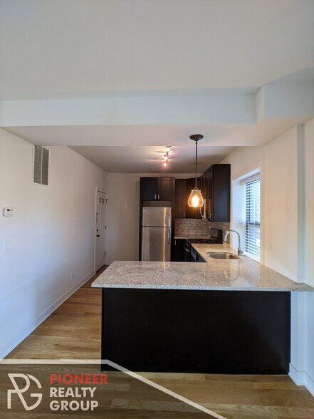 Building Photo - 2205 W Eastwood Ave