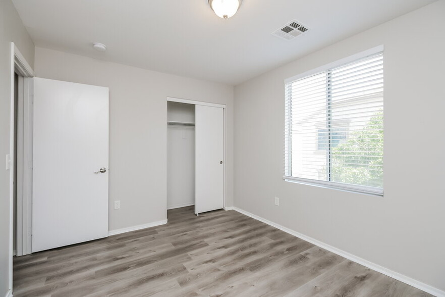 Building Photo - 1447 S Pheasant Dr