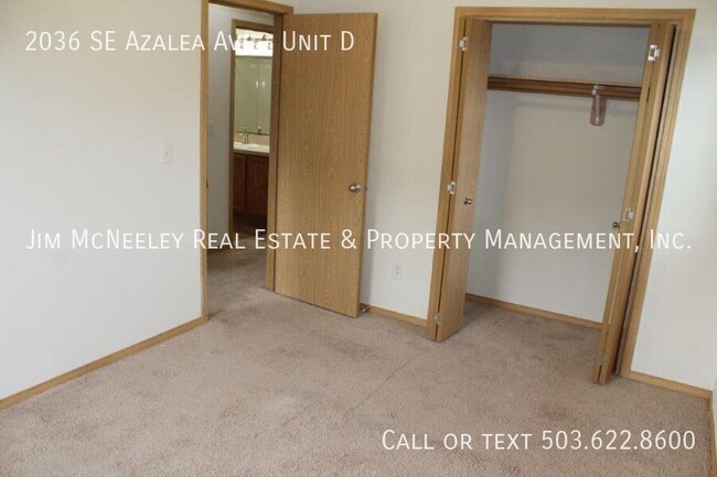 Building Photo - Sorry, no pets! Upper Level Unit with an O...