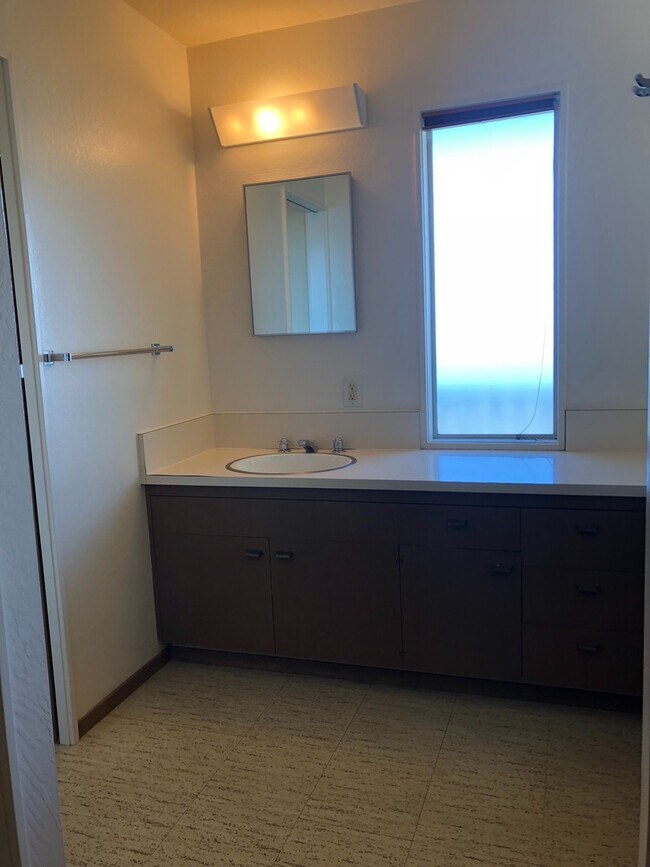 Building Photo - Lovely 3/2 home in the hills of El Cerrito with breathtaking views of the bay!