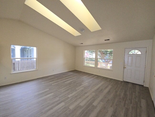 Building Photo - 3BD/2BA Arcata home!