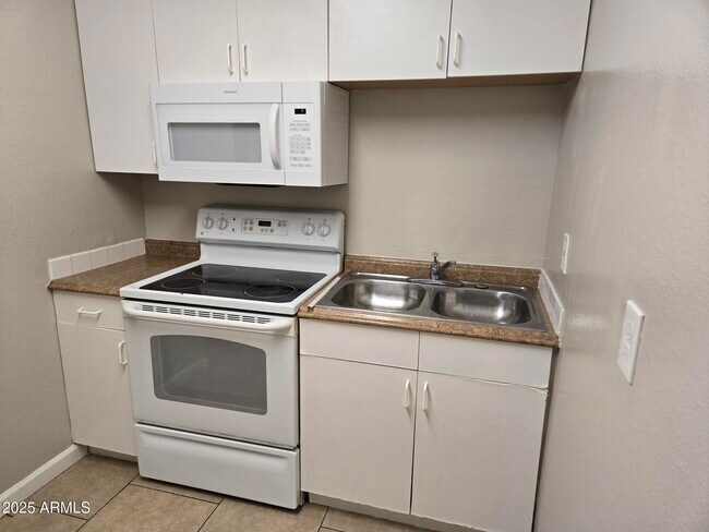 Building Photo - 902 E Southern Ave