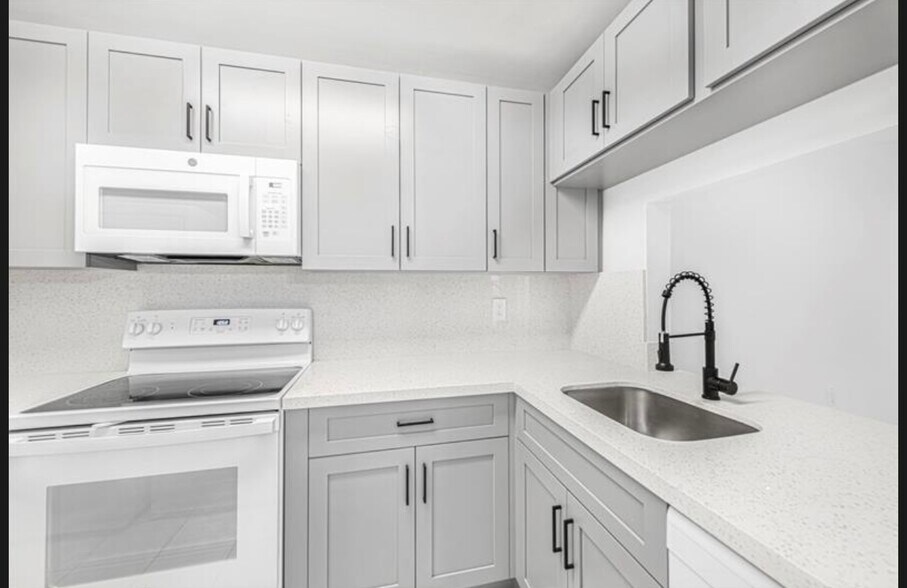 Kitchen - 10066 NW 6th St