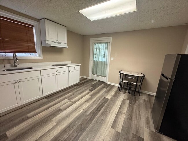 Building Photo - 5971 Robin Hood Ln