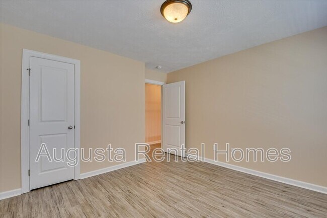 Building Photo - 1036 Lancaster Way