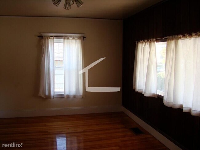 Building Photo - 3 br, 1.5 bath House - 32 Brooks St # 35